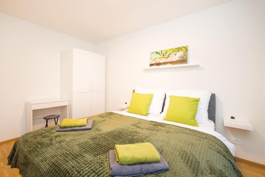Premium City Apartment With Balcony! Free Garage Parking Included! Bécs Kültér fotó