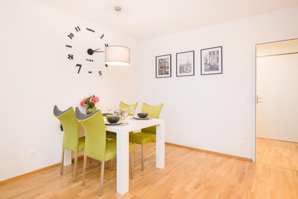 Premium City Apartment With Balcony! Free Garage Parking Included! Bécs Kültér fotó