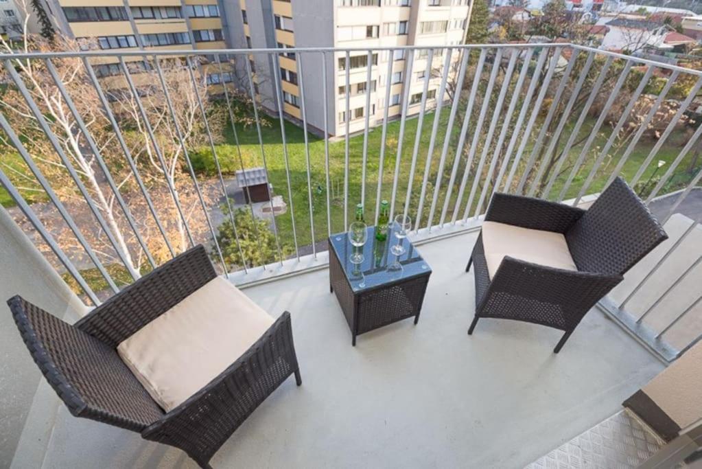 Premium City Apartment With Balcony! Free Garage Parking Included! Bécs Kültér fotó