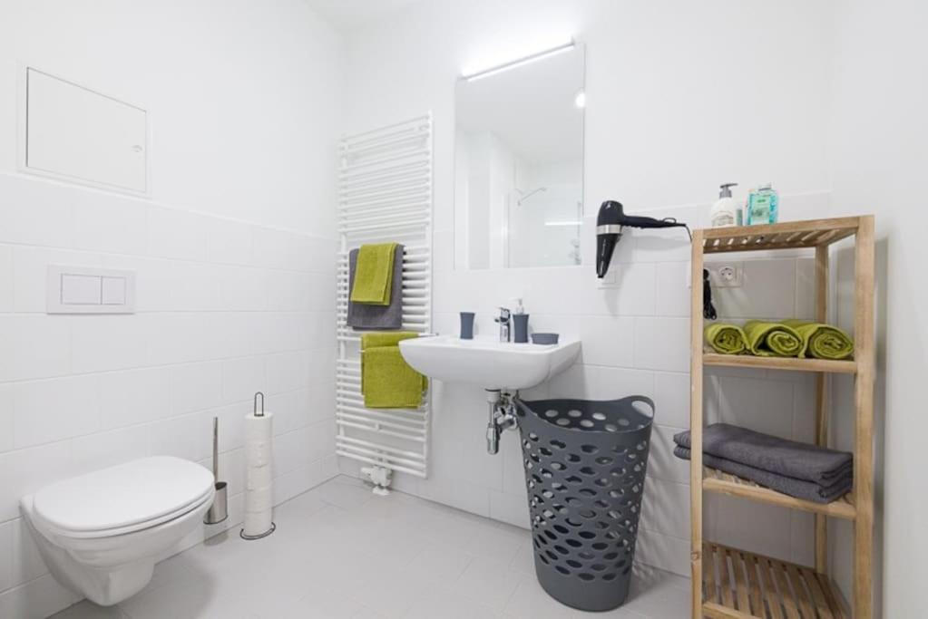 Premium City Apartment With Balcony! Free Garage Parking Included! Bécs Kültér fotó