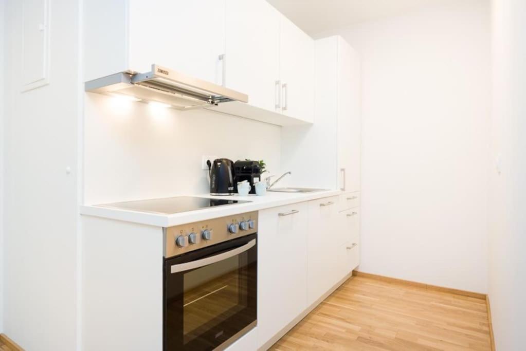 Premium City Apartment With Balcony! Free Garage Parking Included! Bécs Kültér fotó
